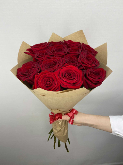 15 роз красных 60 см в крафт-оформлении за 1350₽
