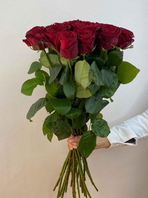 Прекрасный букет из 25 красных роз