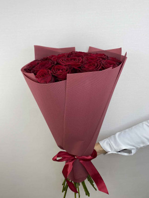 Букет «25 роз Red Naomi в цветном оформлении»