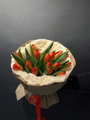Букет «15 тюльпанов в оформлении»