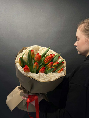 Букет «15 тюльпанов в оформлении»