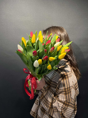 Букет «35 тюльпанов под ленту»