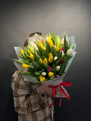 Букет «51 тюльпан в оформлении»