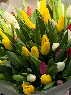 Букет «51 тюльпан в оформлении»