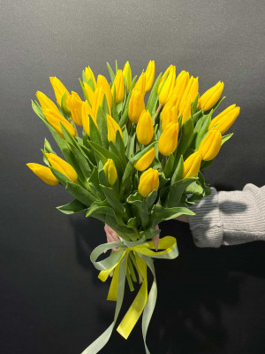 Букет «35 желтых тюльпанов под ленту»
