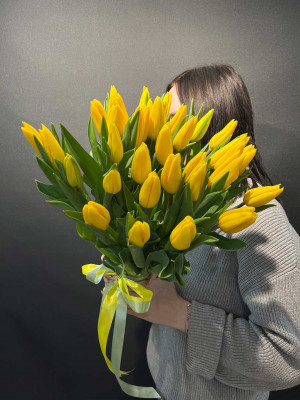 Букет «35 желтых тюльпанов под ленту»