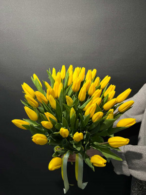 Букет «51 желтый тюльпан под ленту»
