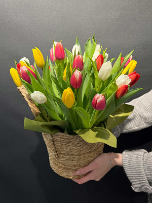 Букет «35 тюльпанов в корзине»