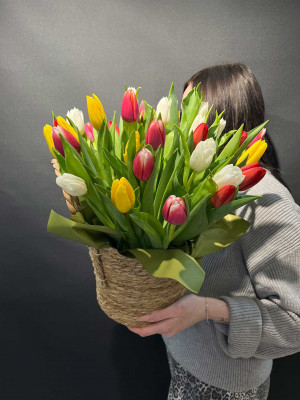 Букет «35 тюльпанов в корзине»