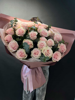 Букет «Нежные розы с эвкалиптом»