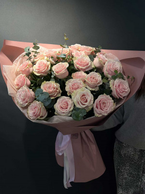 Букет «Нежные розы с эвкалиптом»