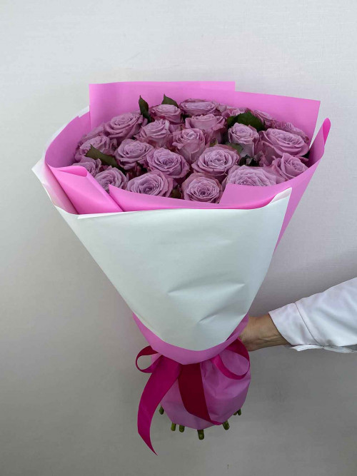 Букет «25 роз Maritim в цветном оформлении»