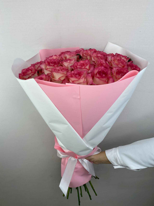 Букет «25 роз Jumilia в цветном оформлении»