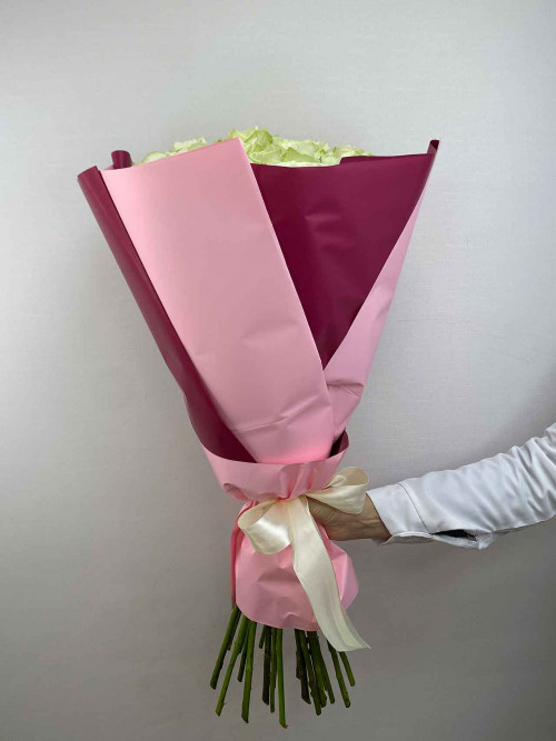 Букет «25 роз White Naomi в цветном оформлении»