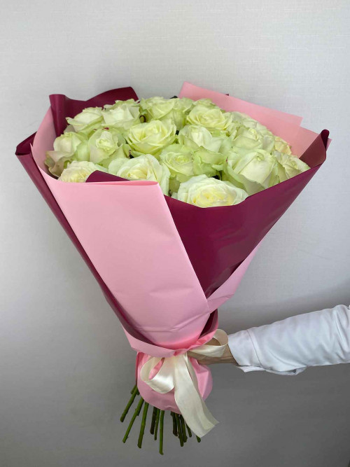 Букет «25 роз White Naomi в цветном оформлении»