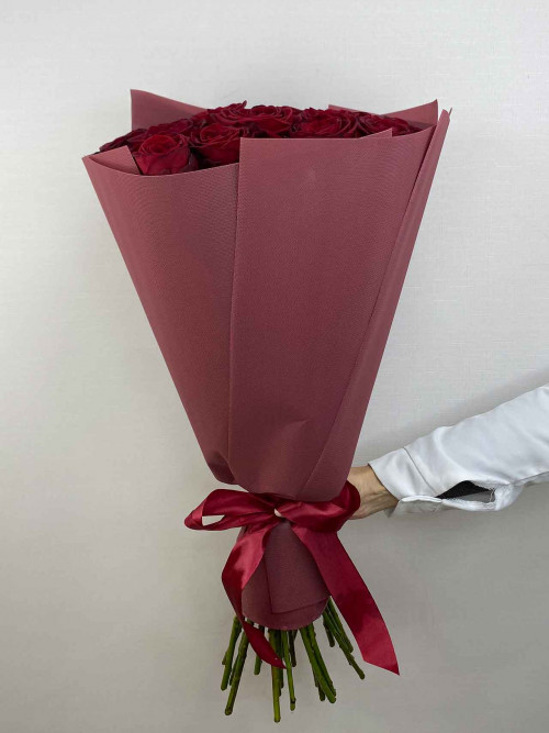 Букет «25 роз Red Naomi в цветном оформлении»