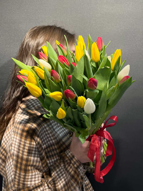Букет «35 тюльпанов под ленту»