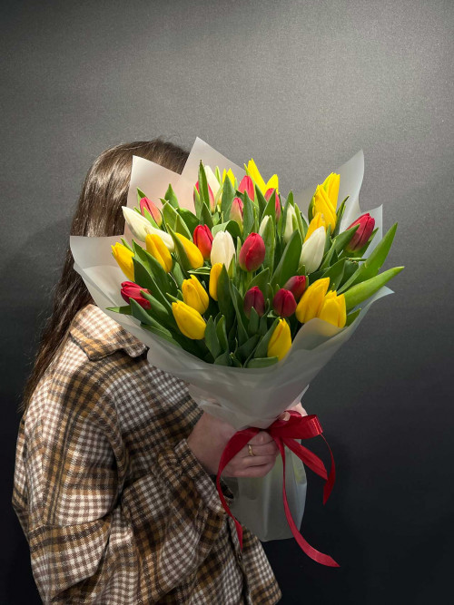 Букет «35 тюльпанов в оформлении»