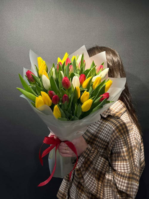Букет «35 тюльпанов в оформлении»