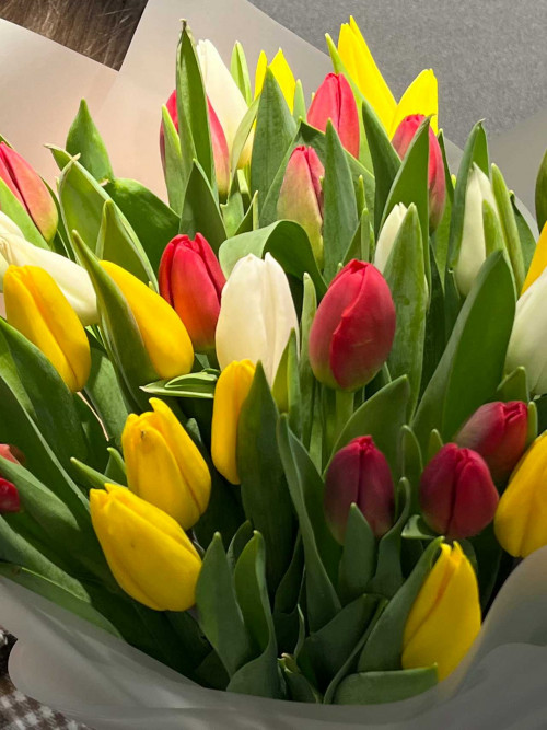 Букет «35 тюльпанов в оформлении»