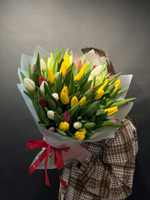 Букет «51 тюльпан в оформлении»