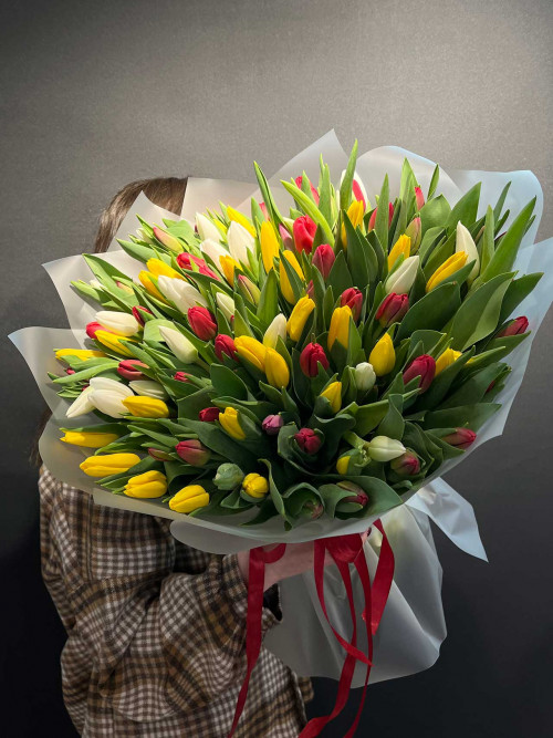 Букет «101 тюльпан в оформлении»