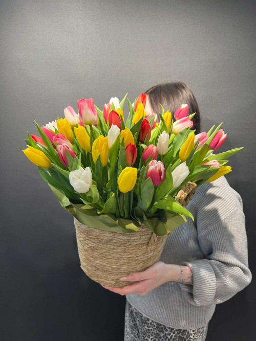 Букет «51 тюльпан в корзине»