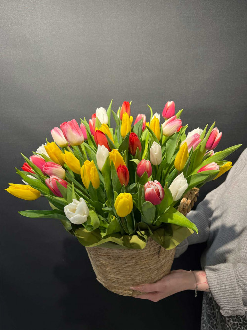 Букет «51 тюльпан в корзине»