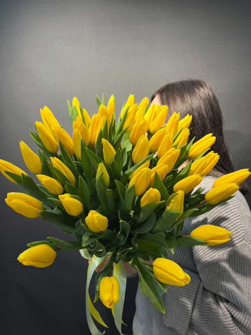 Букет «51 желтый тюльпан под ленту»