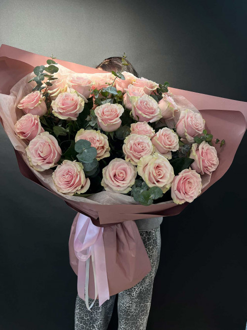 Букет «Нежные розы с эвкалиптом»