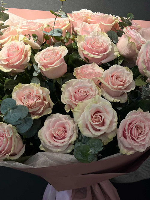 Букет «Нежные розы с эвкалиптом»